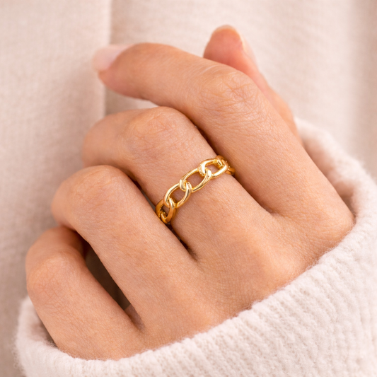 simple chain ring on woman's hand