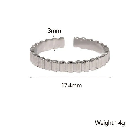 simple silver ring with measurements