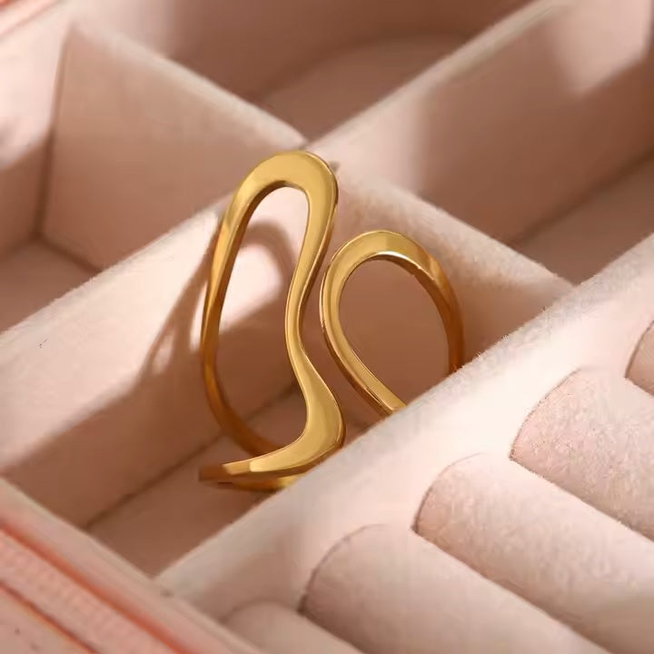 Modern Twist Ring - 18K Gold Stainless Steel